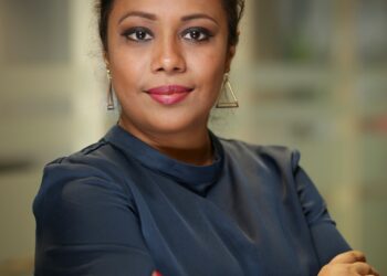 Vidharshini-FERELLOC-communicatrice-consultante-communication-projecteur-magazine-experte-communication