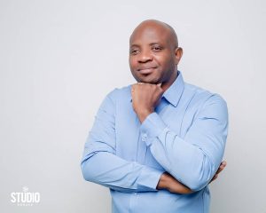 Image tristan-mbianda-nana-expert-en-marque-corporate-branding-developpement-de-marques-projecteur-magazine