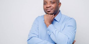 Image tristan-mbianda-nana-expert-en-marque-corporate-branding-developpement-de-marques-projecteur-magazine