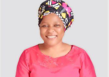 image rita-ndzie-promotrice-hrtitude-experte-rh-emploi-coach-emploi-travail-projecteur-magazine-conseils-astuces