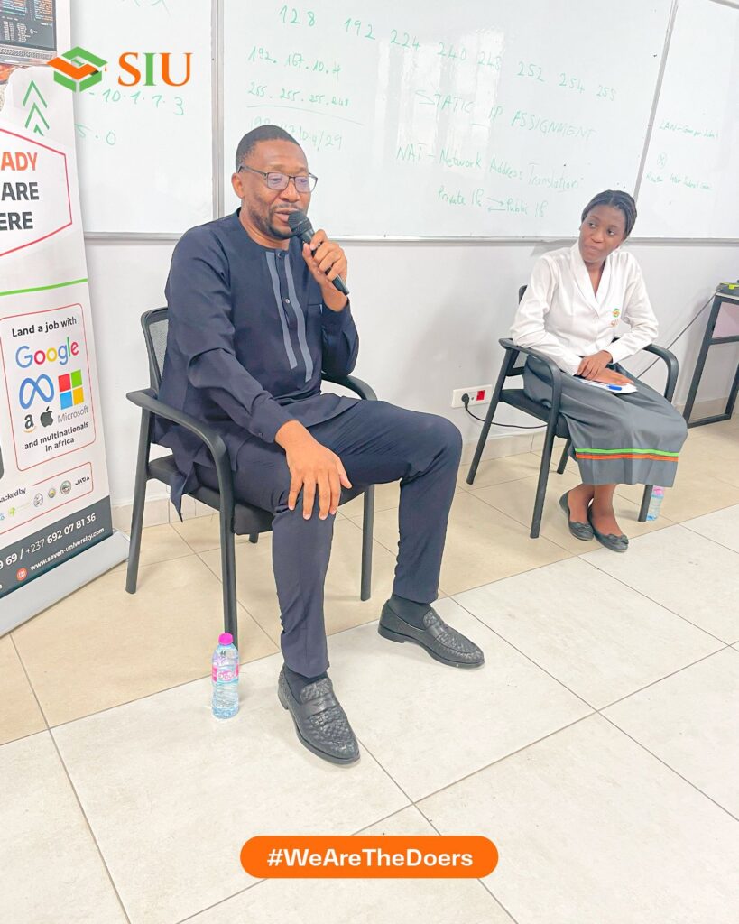 Alain Ekambi en pleine discussion avec les étudiants de la Seven International University (SIU)