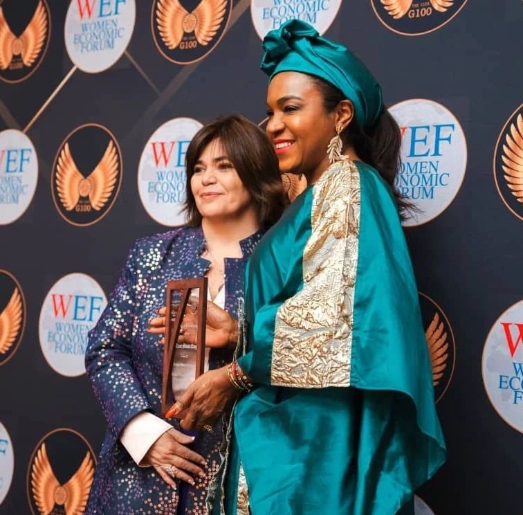 Carole Mbessa Elongo reçoit le prix Exceptional Women of Excellence décerné par le Women Economic Forum à New York