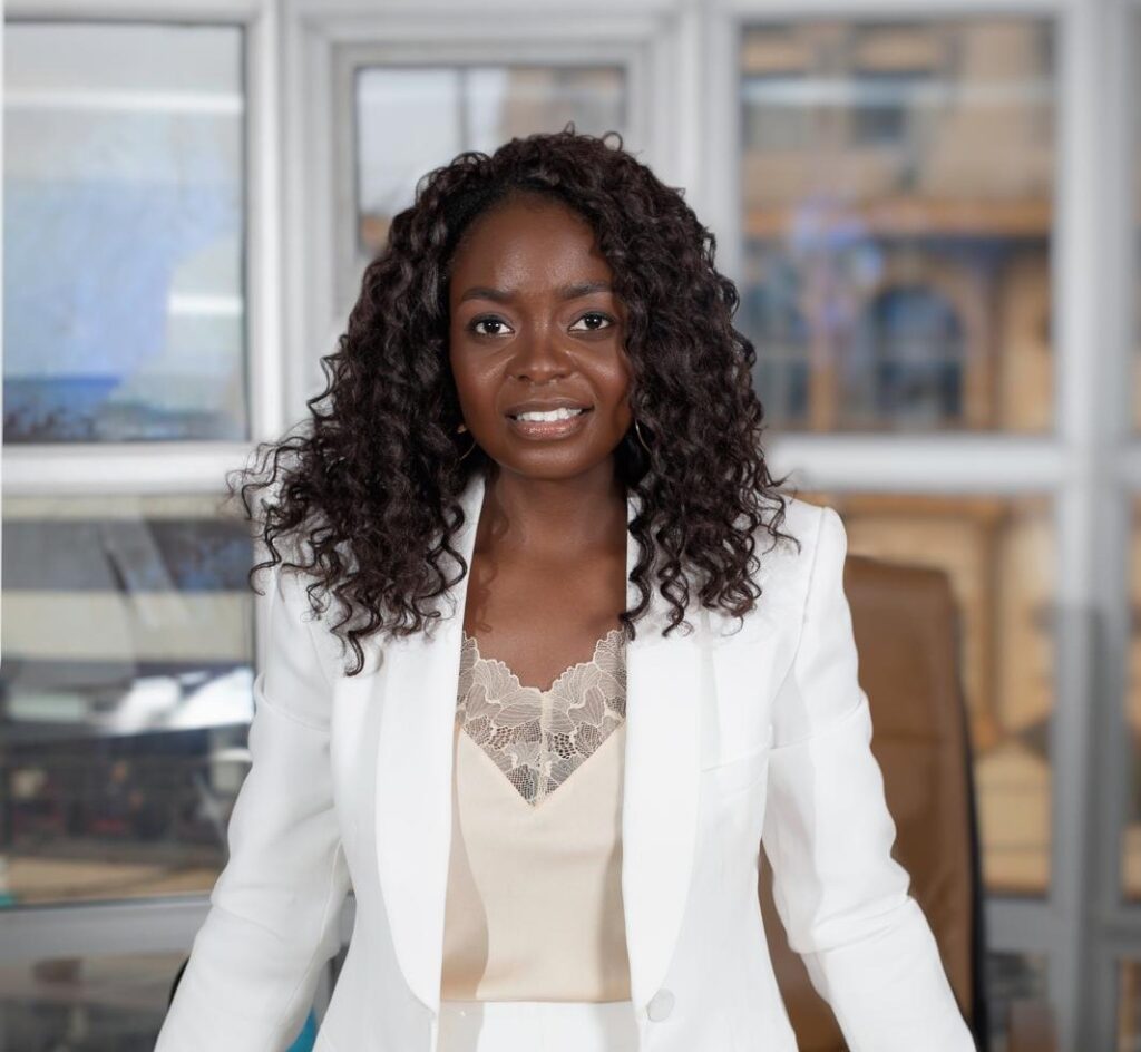 Article portrait de Nelly Ngueno, business analyst et membre de IIBA Cameroun -projecteur magazine