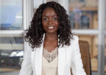 Article portrait de Nelly Ngueno, business analyst et membre de IIBA Cameroun -projecteur magazine