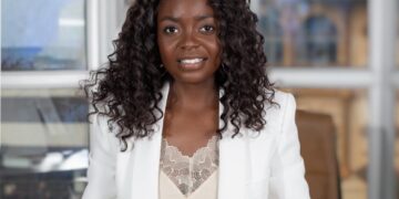 Article portrait de Nelly Ngueno, business analyst et membre de IIBA Cameroun -projecteur magazine