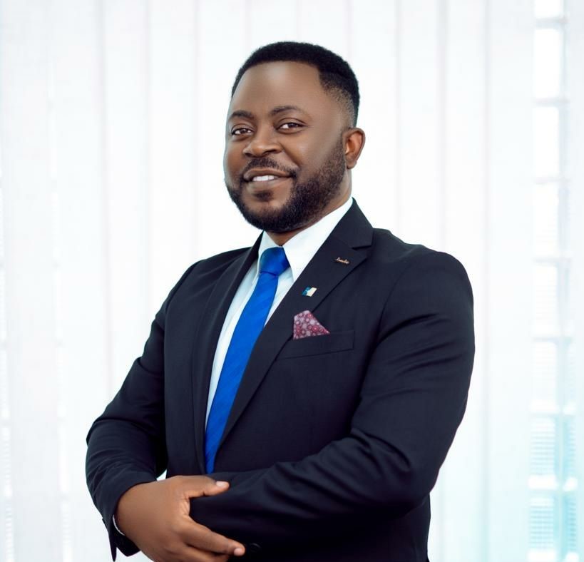 Article Portrait de Florian Djoubissie, directeur de la banque de détail chez BGFIBANK Cameroun. Par Projecteur Magazine