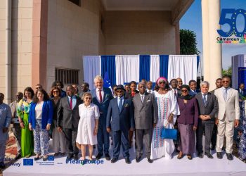 Photo de famille entre l'union européenne et le gouvernement lors de la célébration des 50 ans de coopération entre l'union européenne et le Cameroun