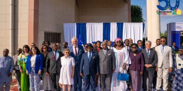 Photo de famille entre l'union européenne et le gouvernement lors de la célébration des 50 ans de coopération entre l'union européenne et le Cameroun