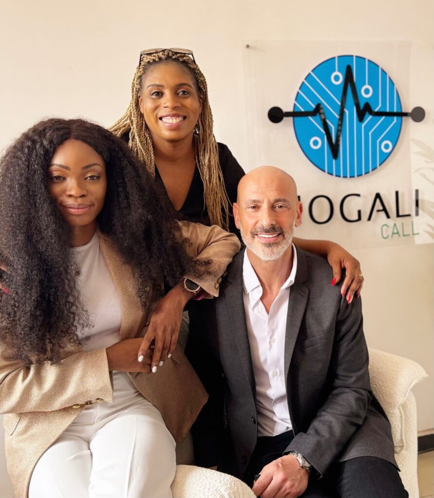 Article portrait de elbaz jerome, Président et Fondateur de Nogali Call. Sur l'image, il est avec une partie de la team Nogali Call