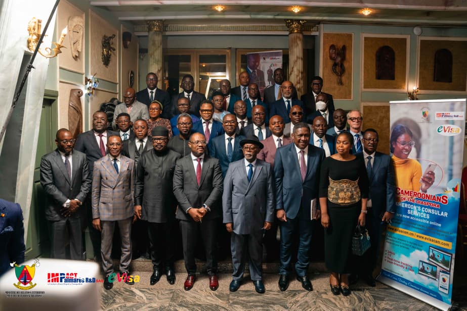 photo de famille entre l'équipe gouvernementale et quelques representants d'Impact Palmarès